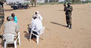 nigerien soldiers conversating