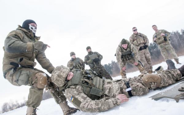 Provide critical clothing and gear for Ukrainian soldiers fighting on the front lines