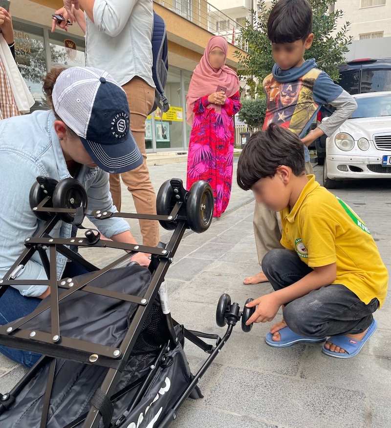 T assembles stroller 2 (1)