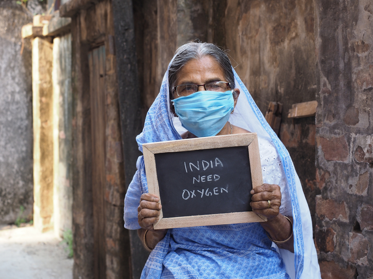 An,Old,Indian,Woman,With,Message,”india,Need,Oxygen”